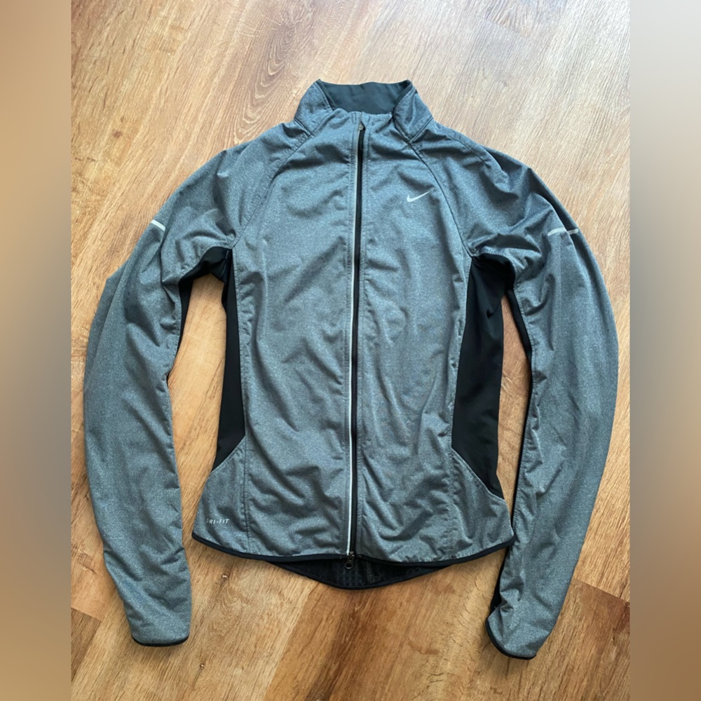 Nike women’s running shield element jacket, thumb holes